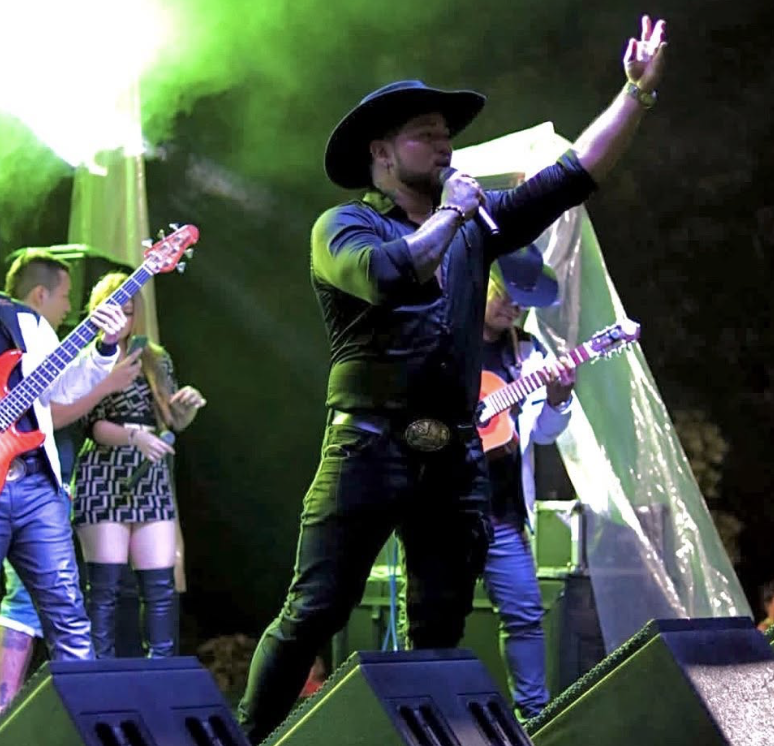 Danilo interpretando ranchera