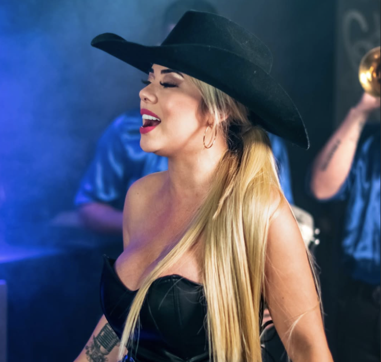 Natalia cantando